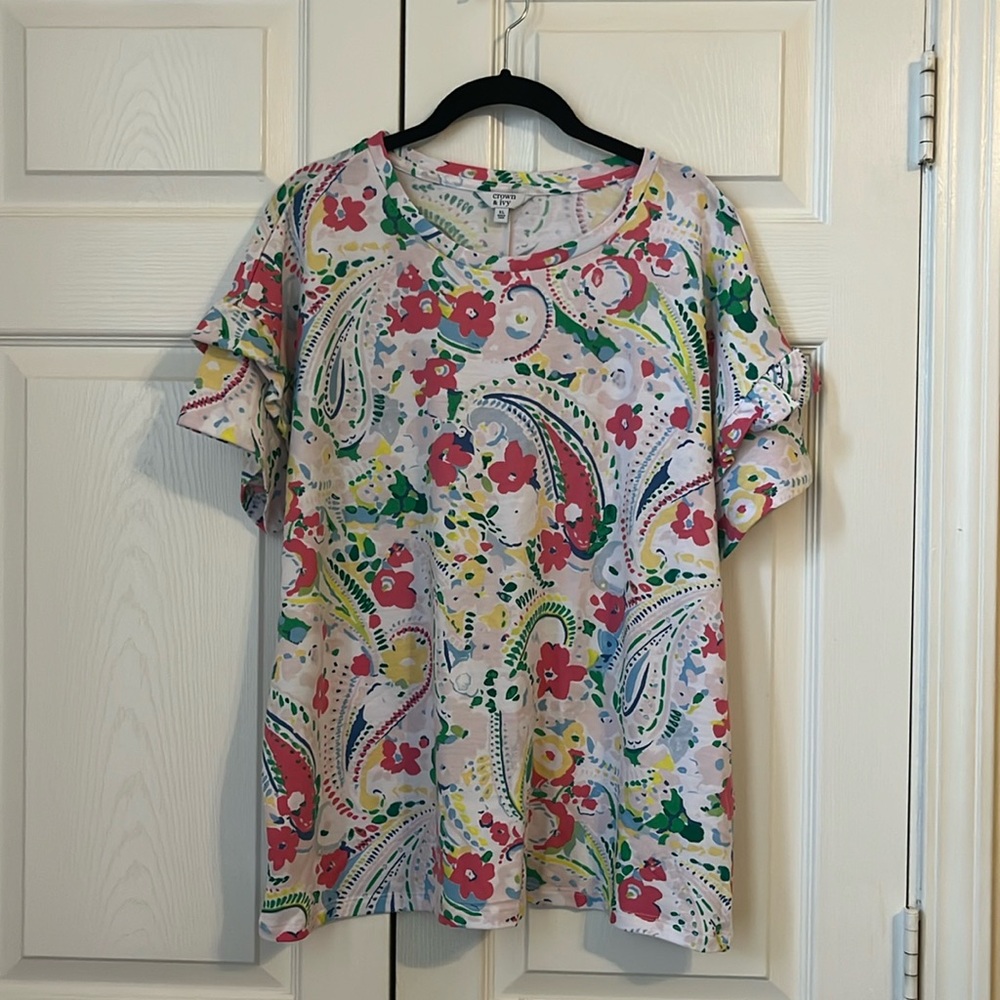 Crown & Ivy Ruffle Sleeve Tee Multicolor Paisley/Floral print size XL